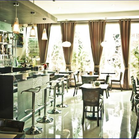 Avitel Hotel Makati City Exterior photo