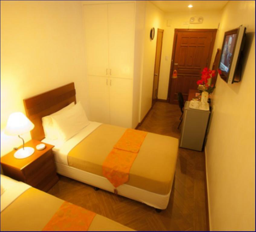 Avitel Hotel Makati City Room photo